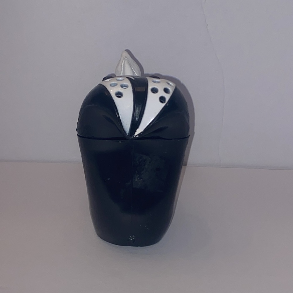 Pepe Le Pew Skunk Baking Soda Holder Figure Figurine 1997 by Giftco. - Picture 4 of 6